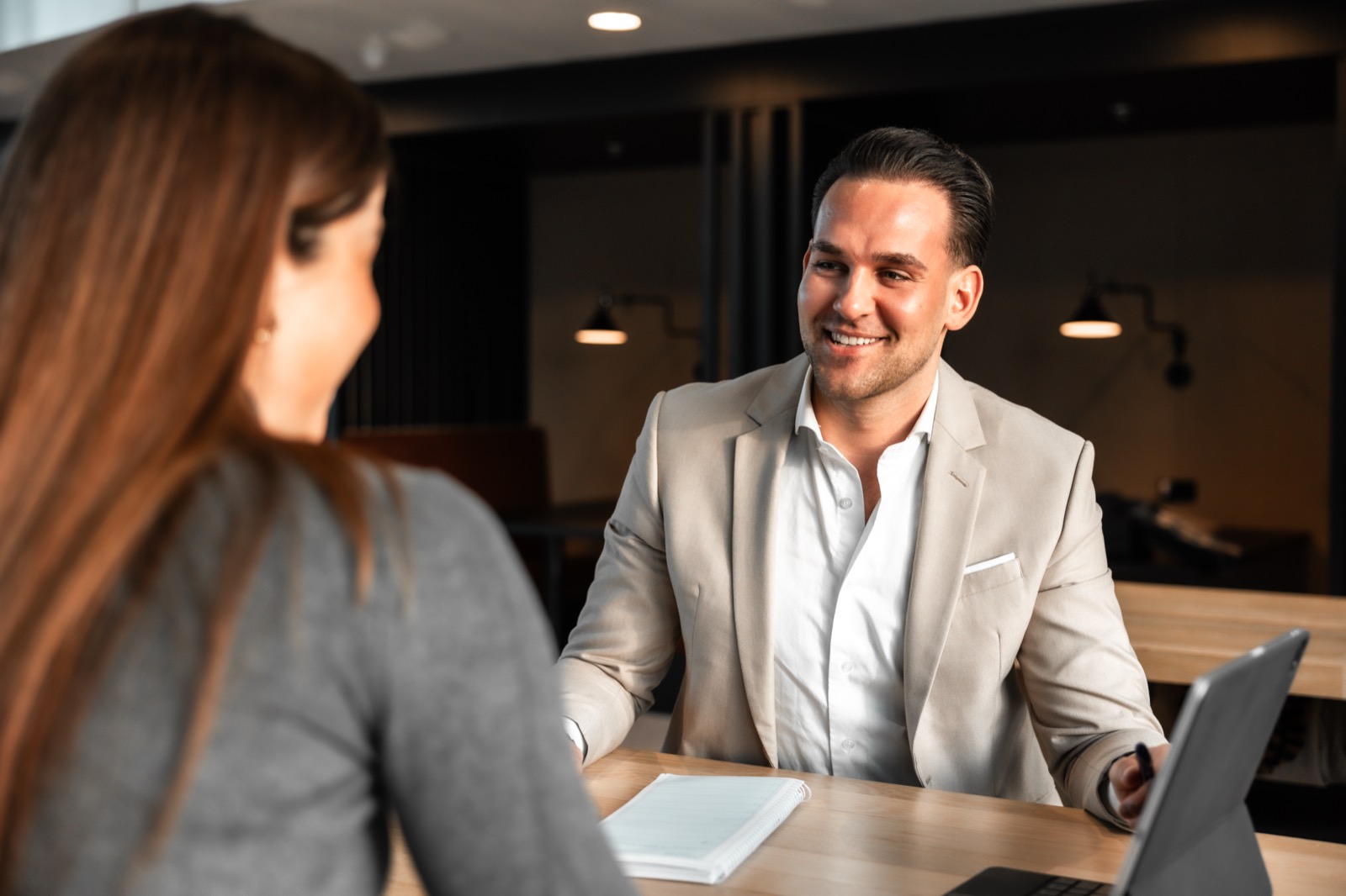 Salesspecialist van Novabé in overleg met een klant